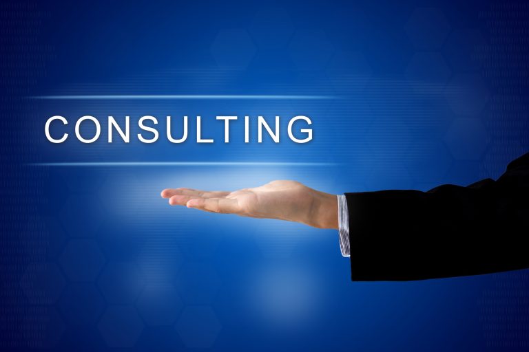 Eine Hand, über der das Wort Consulting schwebt. Es steht exemplarisch für die Unternehmensberatung im Personalwesen und der Unternehmensorganisation, die Polysolutions e.U. erbringt.