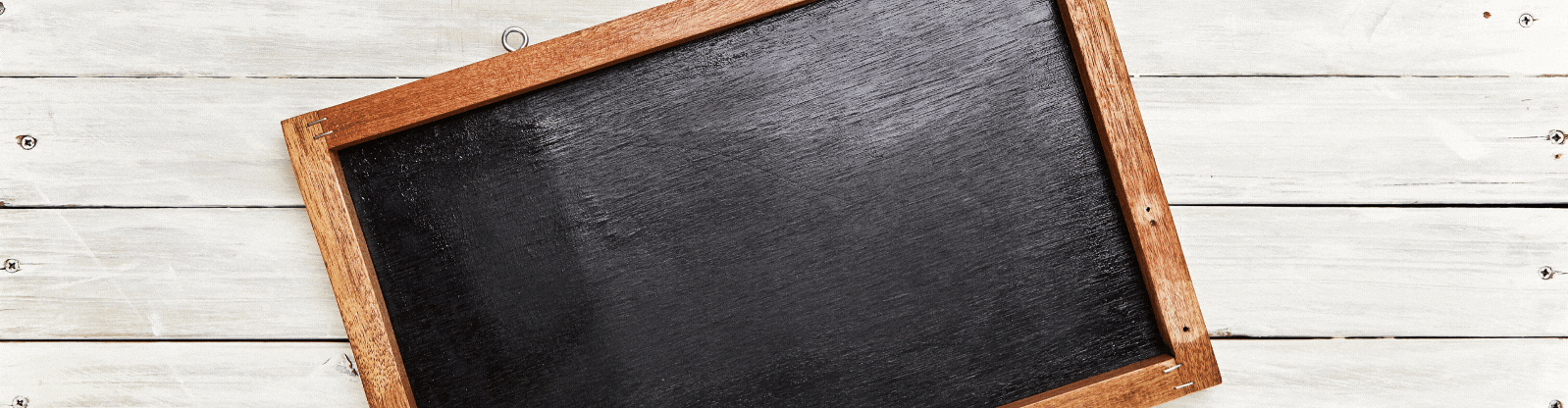 Eine Tafel, auf der folgender Text geschrieben steht: Führung bedeutet unter anderem, eine Vision für die Organisation vorzugeben und Menschen dafür zu inspirieren. Es dient als Beitragsbild für die Beratung von Führungskräfte.